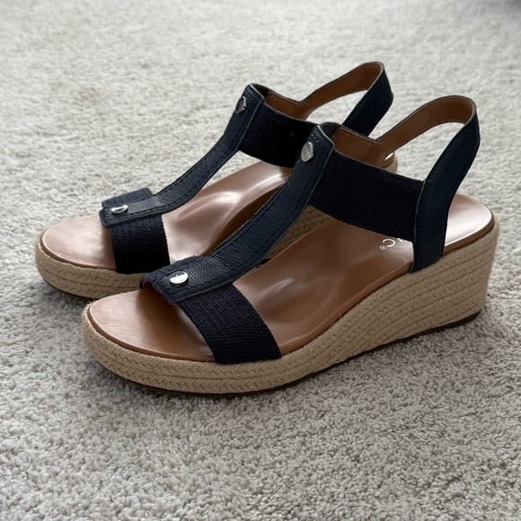 Vionic Calera Sandals – Navy – Size 9.5 – Orthotic Comfort - Picture 1 of 3